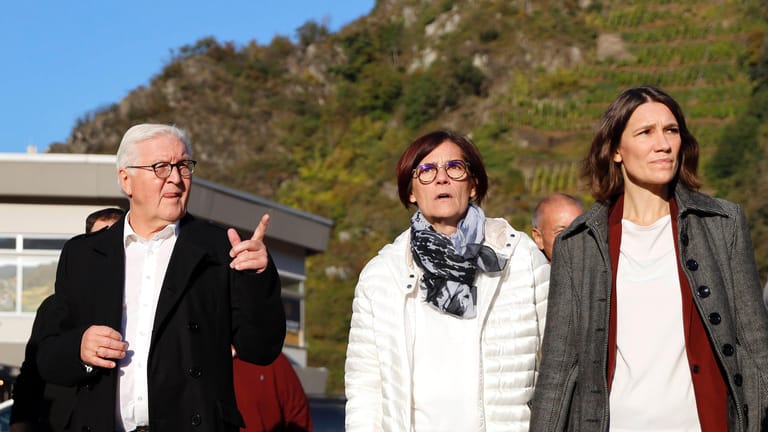 Nach der Flutkatastrophe: Bundespräsident Frank-Walter Steinmeier (l) besucht das Ahrtal in Begleitung von Anne Spiegel (r).