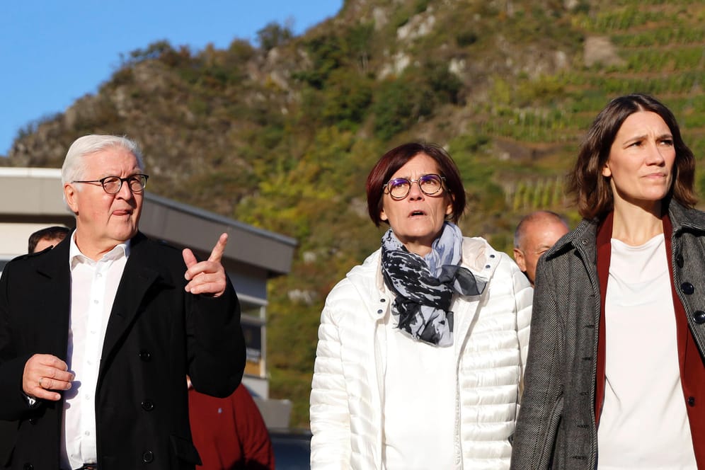 Nach der Flutkatastrophe: Bundespräsident Frank-Walter Steinmeier (l) besucht das Ahrtal in Begleitung von Anne Spiegel (r).