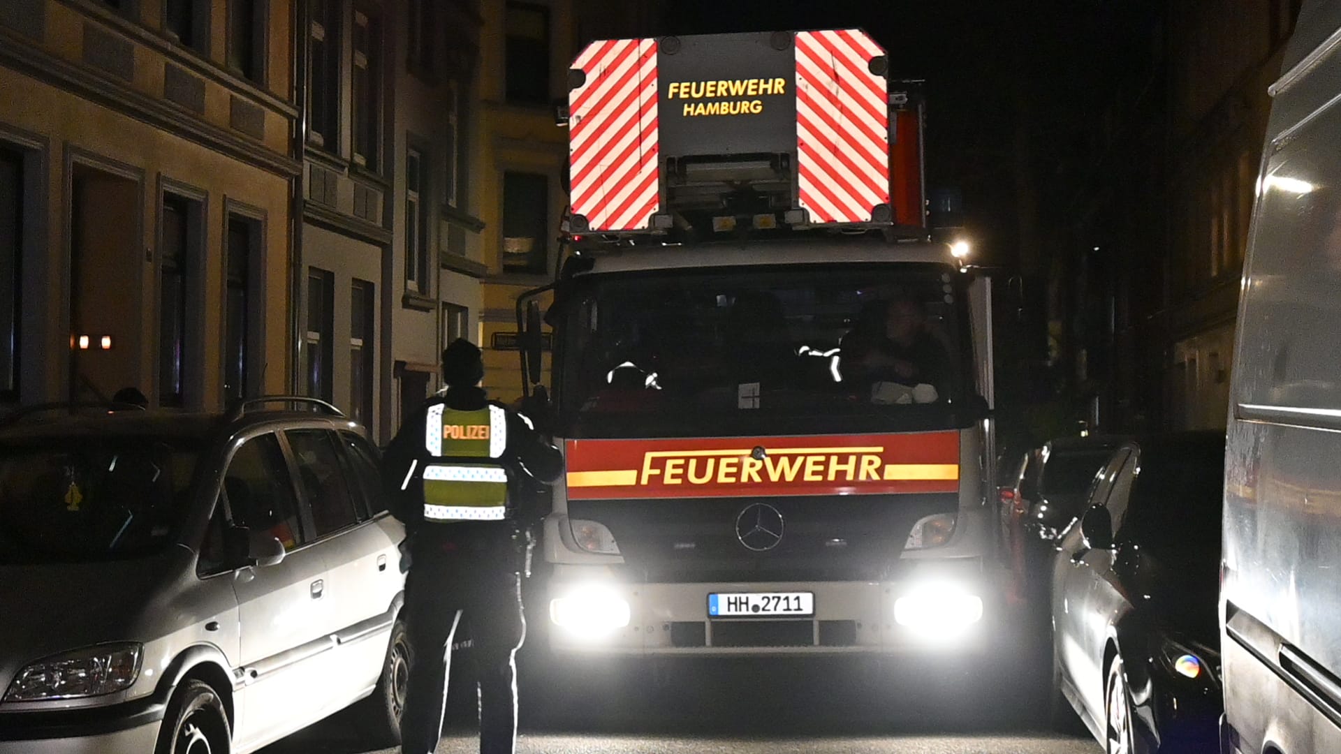 Ein Leiterwagen der Feuerwehr muss von einem Polizeibeamten durch eine enge Straße gelotst werden. Nach einem großen Feuer im September sollte die Erreichbarkeit von Häusern geprüft werden. Ein Leiterwagen der Feuerwehr muss von einem Polizeibeamten durch eine enge Straße gelotst werden. Nach einem großen Feuer im September sollte die Erreichbarkeit von Häusern geprüft werden.