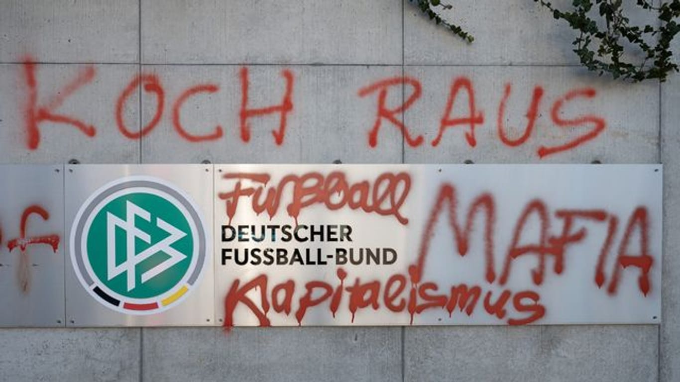 "Fußball-Mafia" schmierten Unbekannte zuletzt auf die Fassade der DFB-Zentrale in Frankfurt am Main.