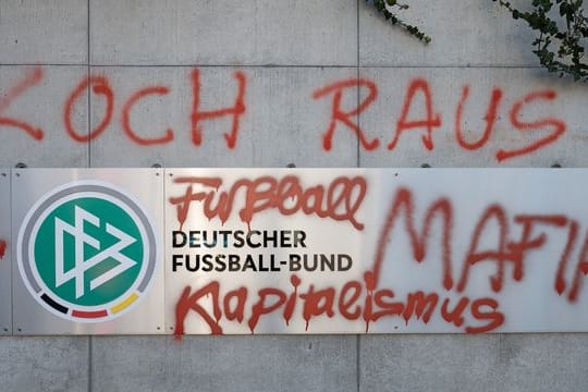 "Fußball-Mafia" schmierten Unbekannte zuletzt auf die Fassade der DFB-Zentrale in Frankfurt am Main.