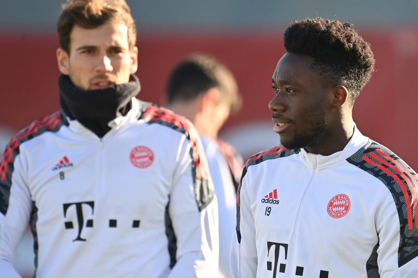 Leon Goretzka (l.) und Alphonso Davies: Die beiden Stammspieler fehlen seit einigen Wochen.