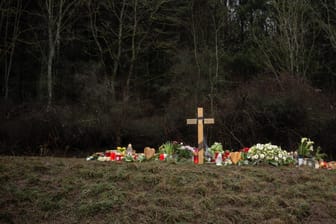 Gedenkstätte für die beiden Polizisten, die am 31. Januar 2022 ermordet wurden: Einer der zunächst tatverdächtigen Männer ist aus der Haft entlassen worden.