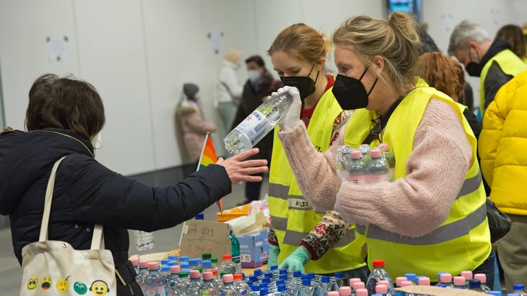 Freiwillige Helfer versorgen eine Geflüchtete aus der Ukraine am Berliner Hauptbahnhof mit Lebensmitteln (Archivbild): Trotz der riesigen Solidarität, kommt die Hauptstadt an ihre Grenzen.