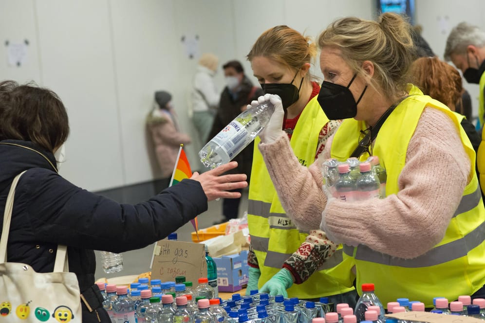 Freiwillige Helfer versorgen eine Geflüchtete aus der Ukraine am Berliner Hauptbahnhof mit Lebensmitteln (Archivbild): Trotz der riesigen Solidarität, kommt die Hauptstadt an ihre Grenzen.