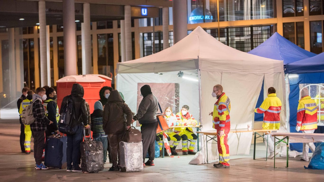 Ankunftsstelle für Ukraine-Flüchtlinge am Kölner Hauptbahnhof: Einsatzkräfte von Feuerwehr, ASB sowie Freiwillige des Kölner Kältebusses versorgten die Menschen in Zelten am Breslauer Platz.