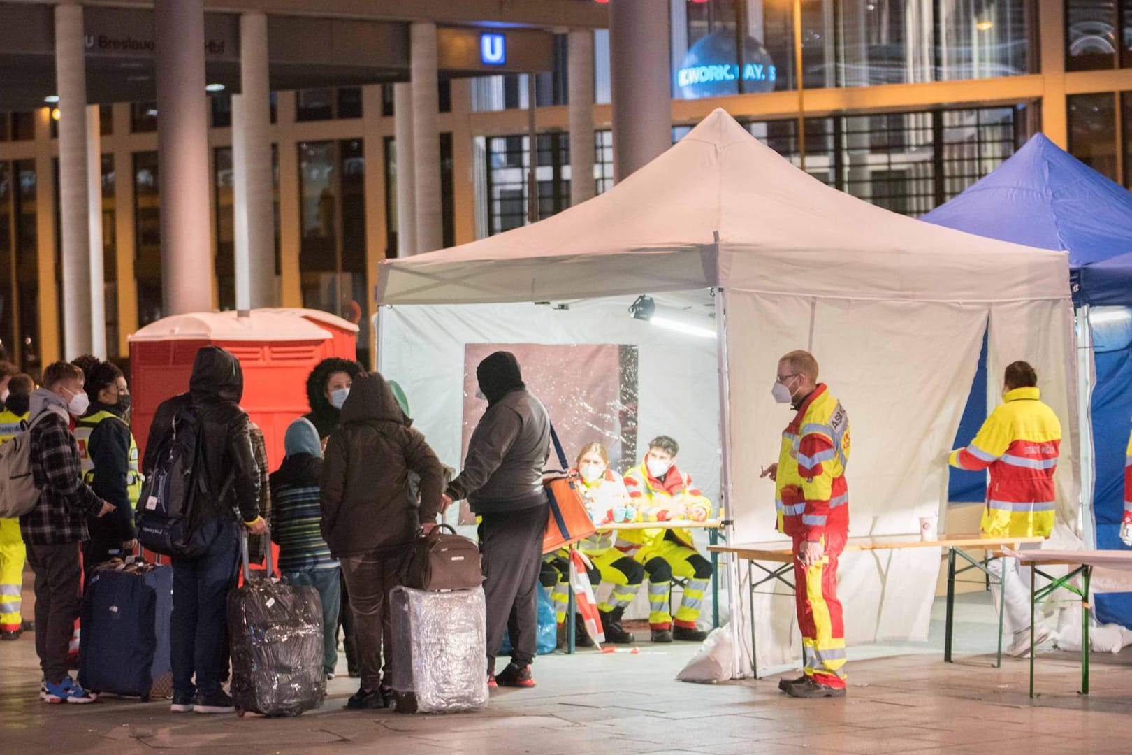 Ankunftsstelle für Ukraine-Flüchtlinge am Kölner Hauptbahnhof: Einsatzkräfte von Feuerwehr, ASB sowie Freiwillige des Kölner Kältebusses versorgten die Menschen in Zelten am Breslauer Platz.