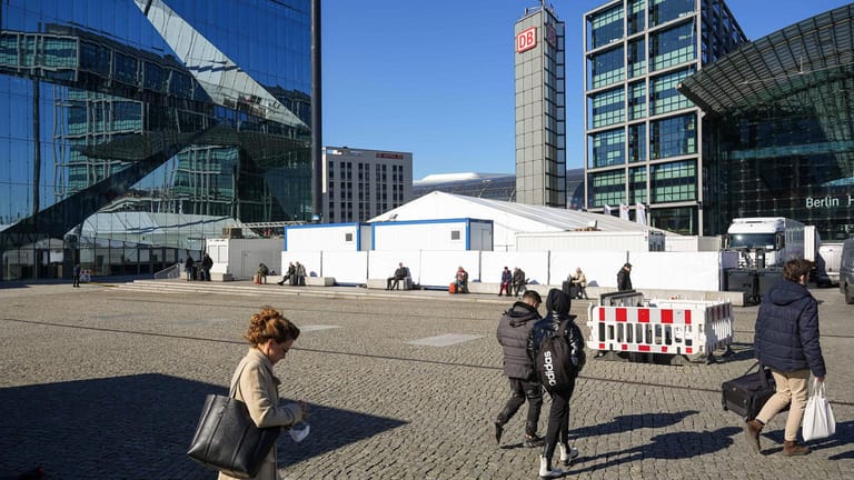 Blick auf die sogenannte "Welcome Hall Berlin" am Berliner Hauptbahnhof (Archivbild): In dem beheizten Zelt sollen Flüchtlinge aus der Ukraine erstversorgt werden.