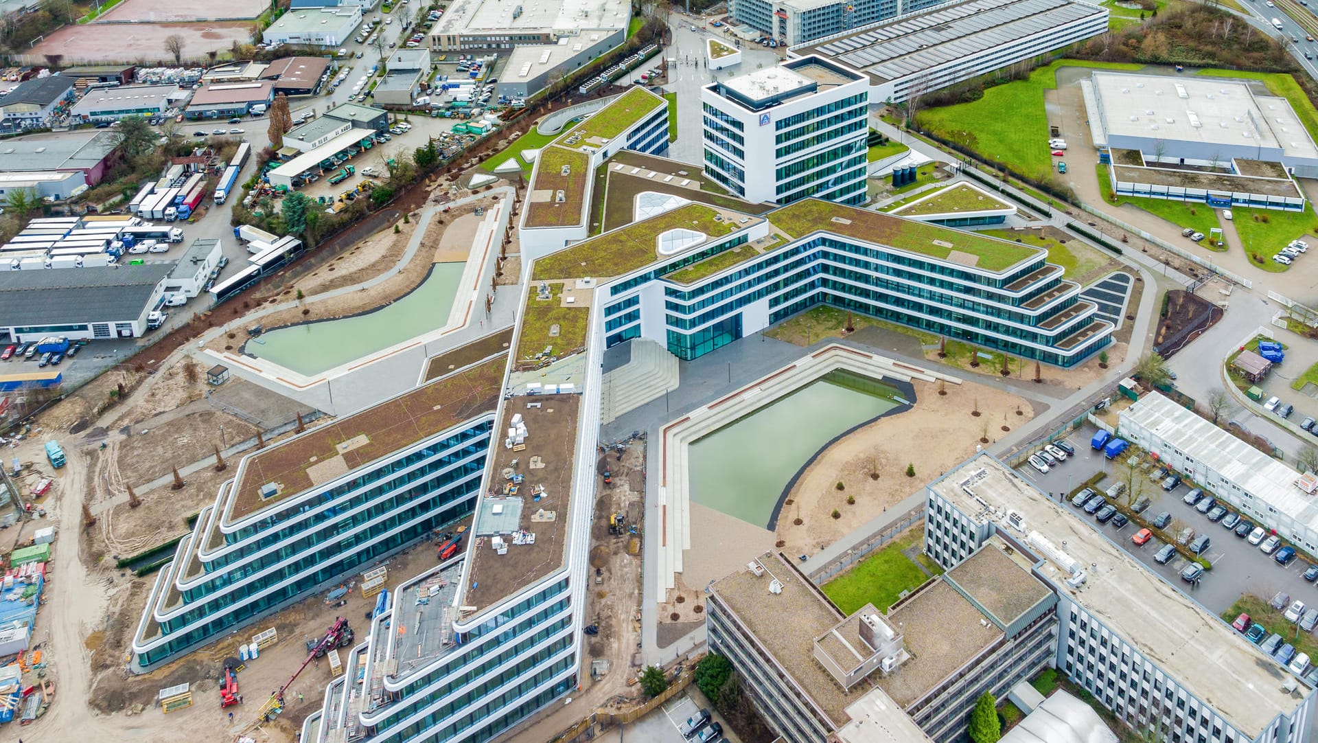 Drohnenaufnahme des Aldi Campus': Der Bau ist mit viel Grün gestaltet.
