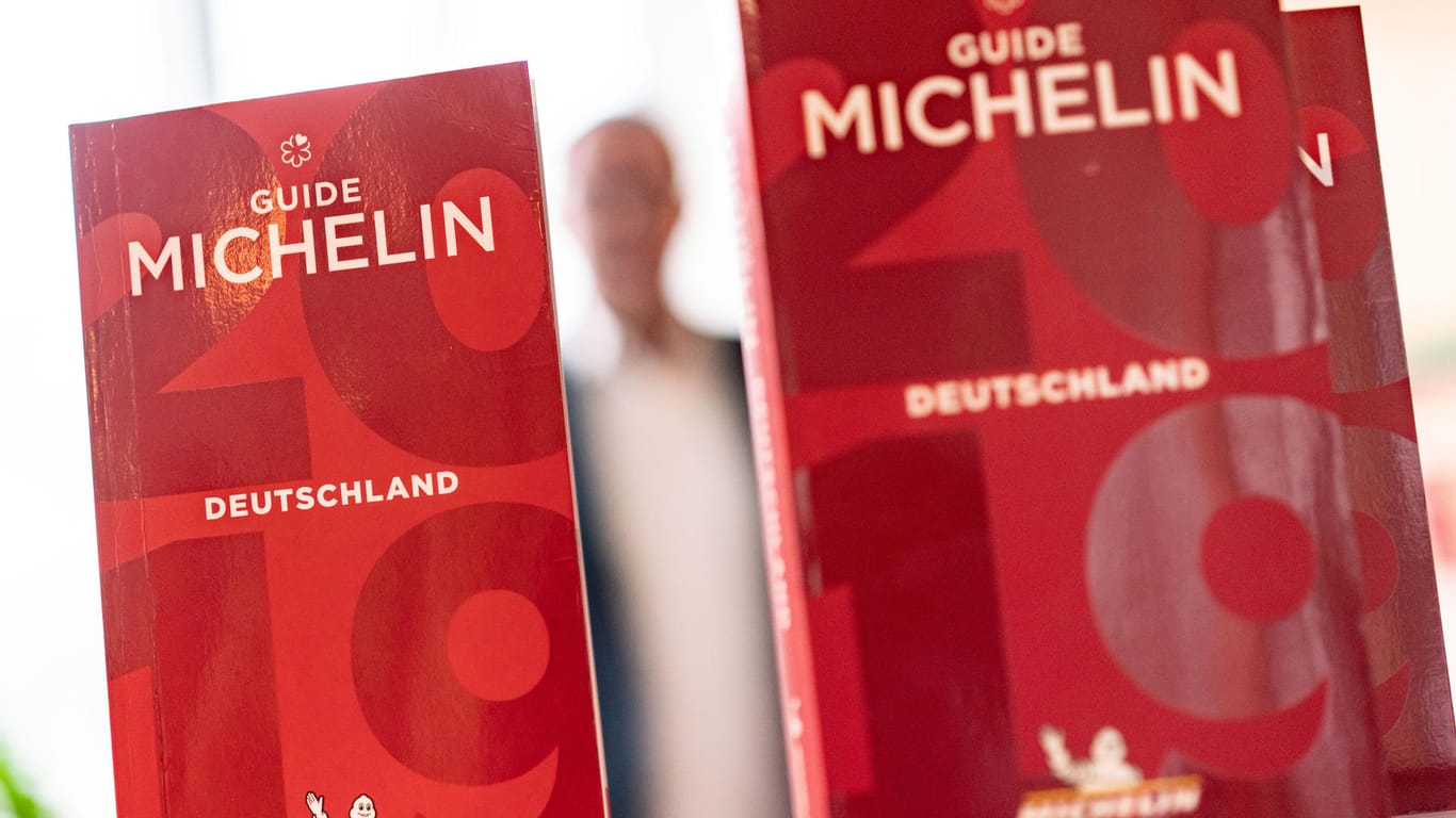 Ausgaben des Guide Michelin Deutschland von 2020 (Archivbild): Am Mittwoch wurden in Hamburg die diesjährigen Michelin-Sterne bekannt gegeben.