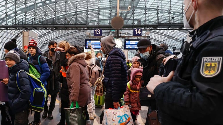 Ein Bundespolizist und ukrainische Flüchtlinge am Berliner Hauptbahnhof: In mehreren Fällen haben die Beamten verdächtige Männer des Platzes verwiesen.