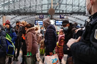 Ein Bundespolizist und ukrainische Flüchtlinge am Berliner Hauptbahnhof: In mehreren Fällen haben die Beamten verdächtige Männer des Platzes verwiesen.