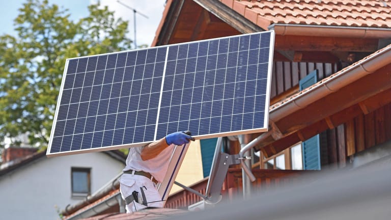 Solarpanels: Wer die Sonne zur Stromgewinnung nutzt, tut Umwelt und Portemonnaie gleichermaßen einen Gefallen.