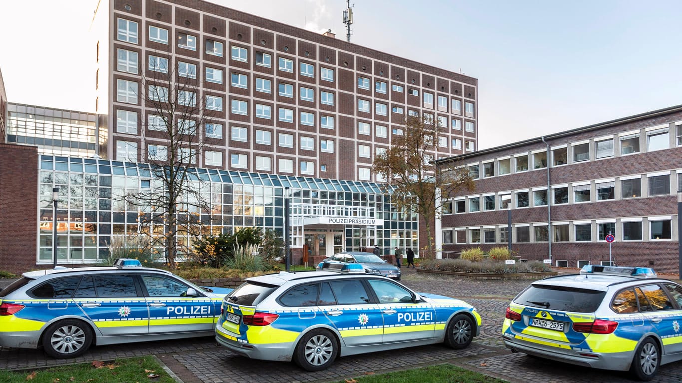 Außenansicht des Polizeipräsidiums in Dortmund mit parkenden Einsatzfahrzeugen (Archivbild): Der verurteilte Mörder Ralf H. wurde aus den Niederlanden zurück nach Dortmund überstellt.
