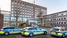 Außenansicht des Polizeipräsidiums in Dortmund mit parkenden Einsatzfahrzeugen (Archivbild): Der verurteilte Mörder Ralf H. wurde aus den Niederlanden zurück nach Dortmund überstellt.