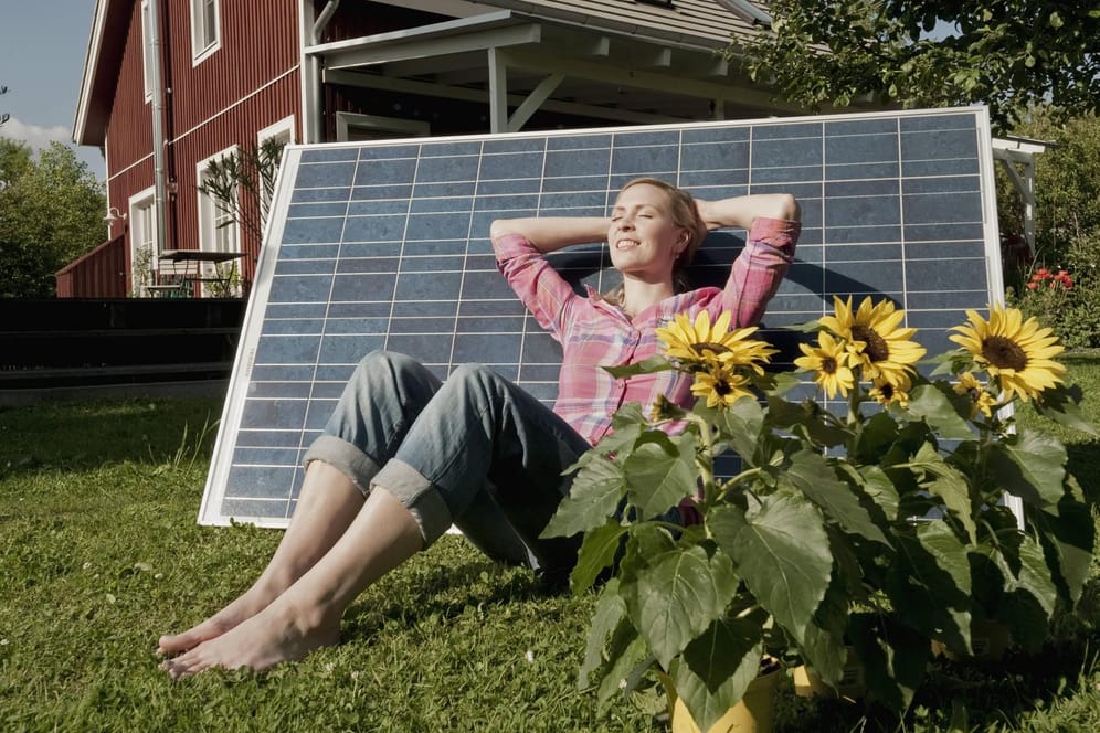 Solarstromanlage: Sie muss nicht zwingend auf dem Dach angebracht werden. Auch im Garten oder auf dem Balkon kann Sonnenenergie erzeugt werden