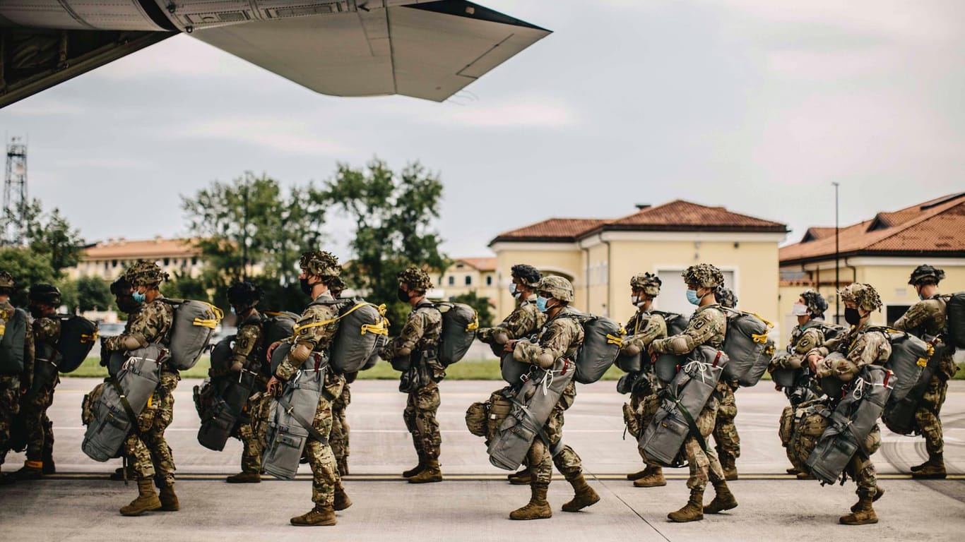 Italienische Truppen auf dem Weg zu einer Nato-Übung (Archivbild): Die Nato Response Force (NRF) sorgt für die Durchsetzung einer "No Fly Zone".