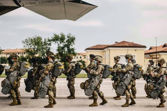 Italienische Truppen auf dem Weg zu einer Nato-Übung (Archivbild): Die Nato Response Force (NRF) sorgt für die Durchsetzung einer "No Fly Zone".