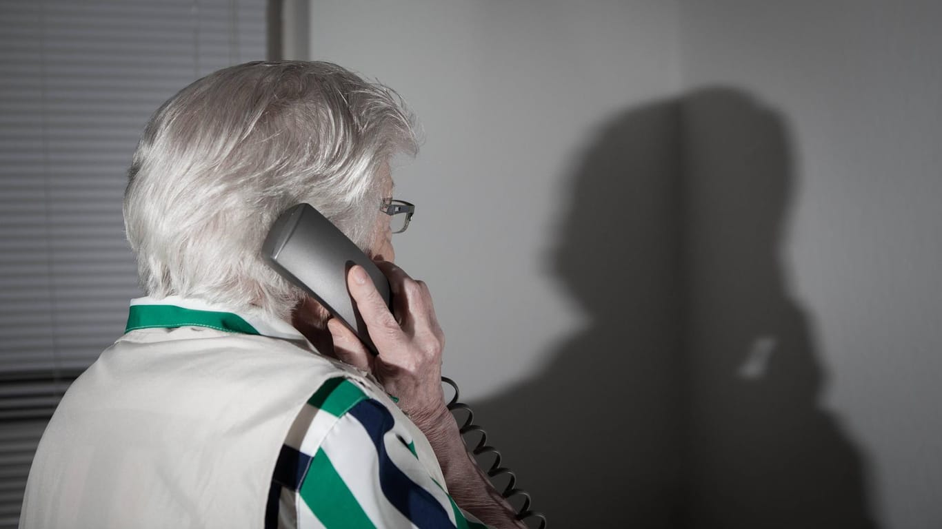 Eine alte Dame am Telefon (Symbolfoto): In Köln ist eine 87-Jährige auf mehrere Betrüger hereingefallen.