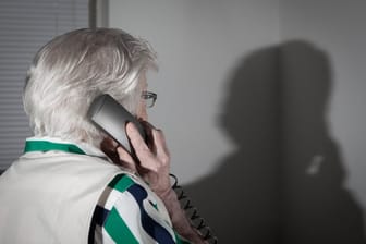 Eine alte Dame am Telefon (Symbolfoto): In Köln ist eine 87-Jährige auf mehrere Betrüger hereingefallen.