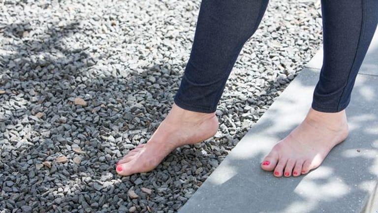 Auch wenn es unter den Sohlen etwas piekst: Barfuß zu laufen tut der Fußmuskulatur gut.