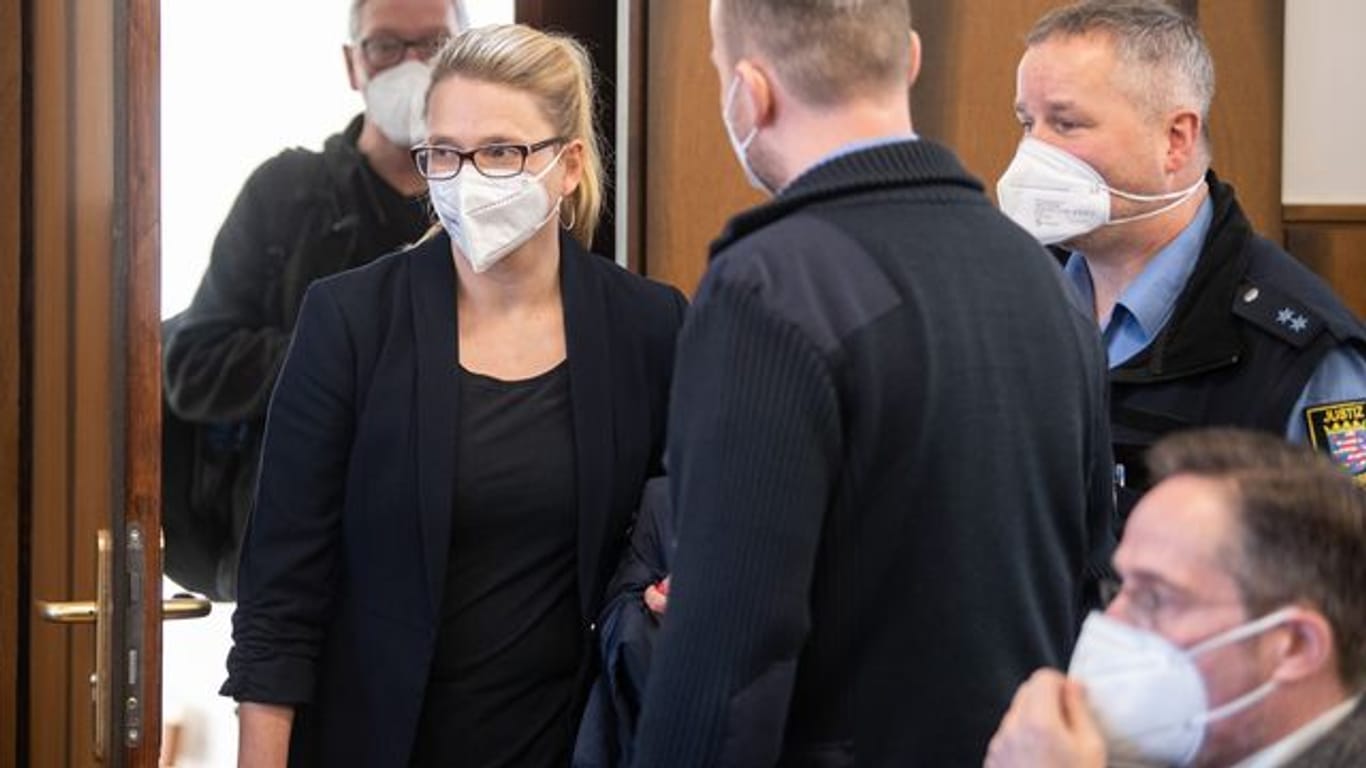 Anja Darsow betritt im Zivilprozess zur Klage des Landes Hessen gegen ihren wegen Doppelmordes verurteilten Ehemanns den Verhandlungssaal.