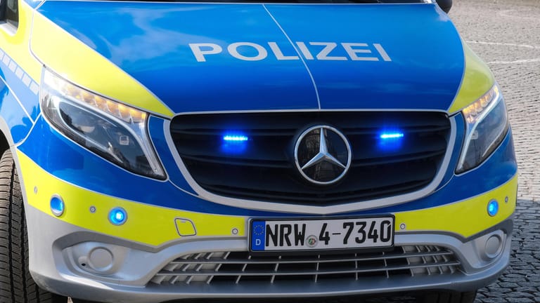 Ein Polizeiwagen der Düsseldorfer Polizei mit eingeschaltetem Blaulicht (Archivbild): Nach Bombendrohungen gegen Gerichte vermuten Ermittler in NRW einen rechten Hintergrund.