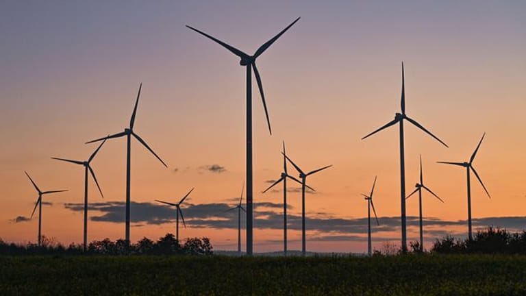 Windkraftanlage: Die Umlage soll den Ausbau der erneuerbaren Energien fördern, künftig wird sie aus dem Bundeshaushalt gezahlt.