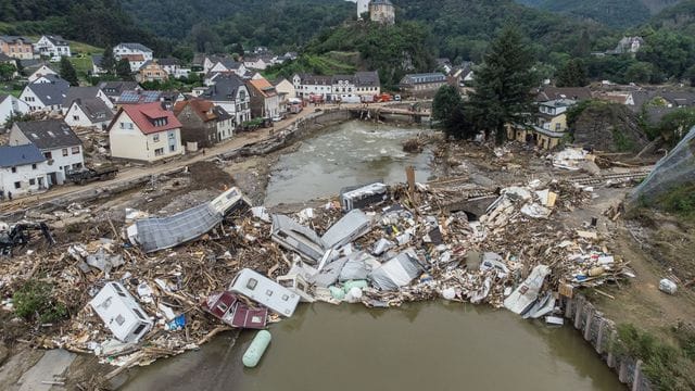 Meterhoch türmen sich im Juli 2021 Wohnwagen, Gastanks, Bäume und Schrott an einer Brücke über der Ahr in Altenahr. Meterhoch türmen sich im Juli 2021 Wohnwagen, Gastanks, Bäume und Schrott an einer Brücke über der Ahr in Altenahr.