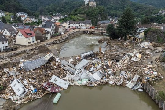 Meterhoch türmen sich im Juli 2021 Wohnwagen, Gastanks, Bäume und Schrott an einer Brücke über der Ahr in Altenahr.