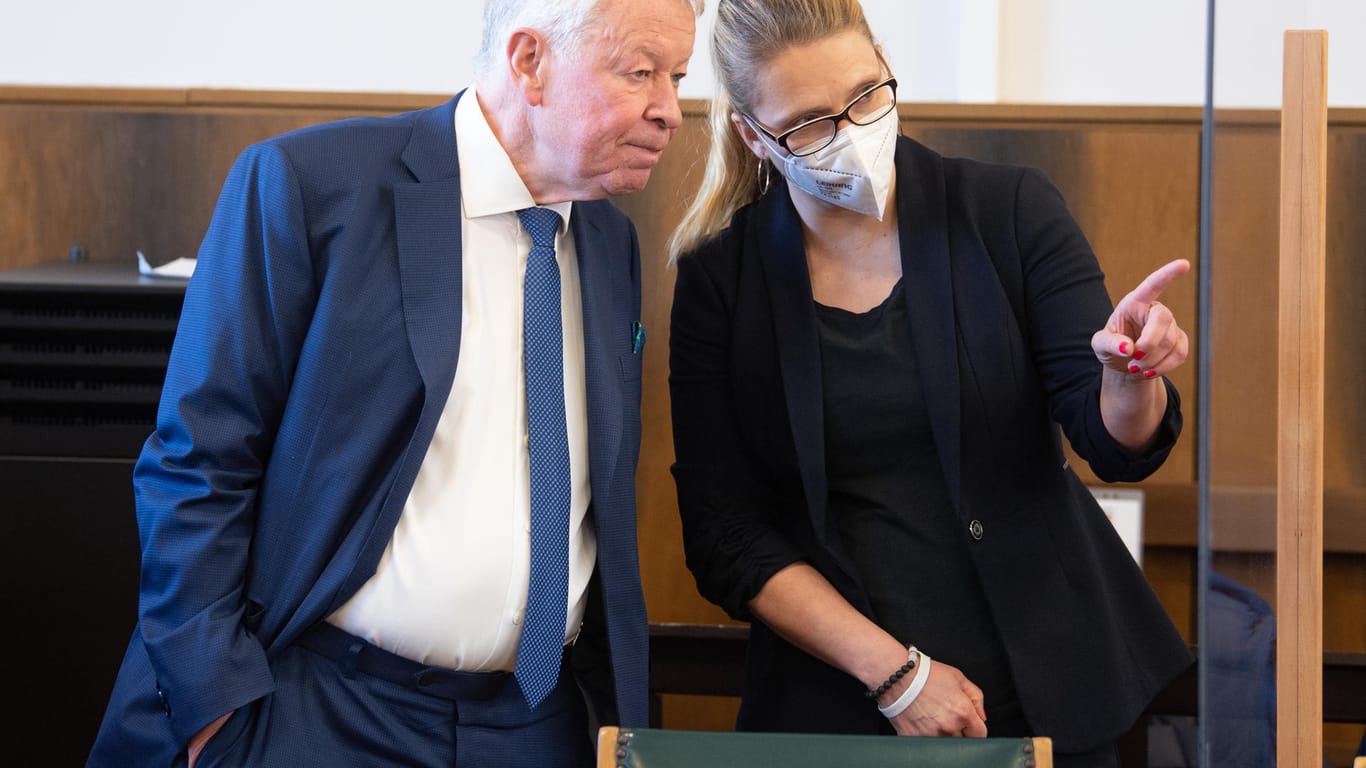 Anja Darsow mit Anwalt Gerhard Strate am Mittwoch beim Auftakt des Zivilprozesses gegen ihren Mann: Es geht um 69.308 Euro – und die Chance auf Wiederaufnahme des Strafverfahrens.