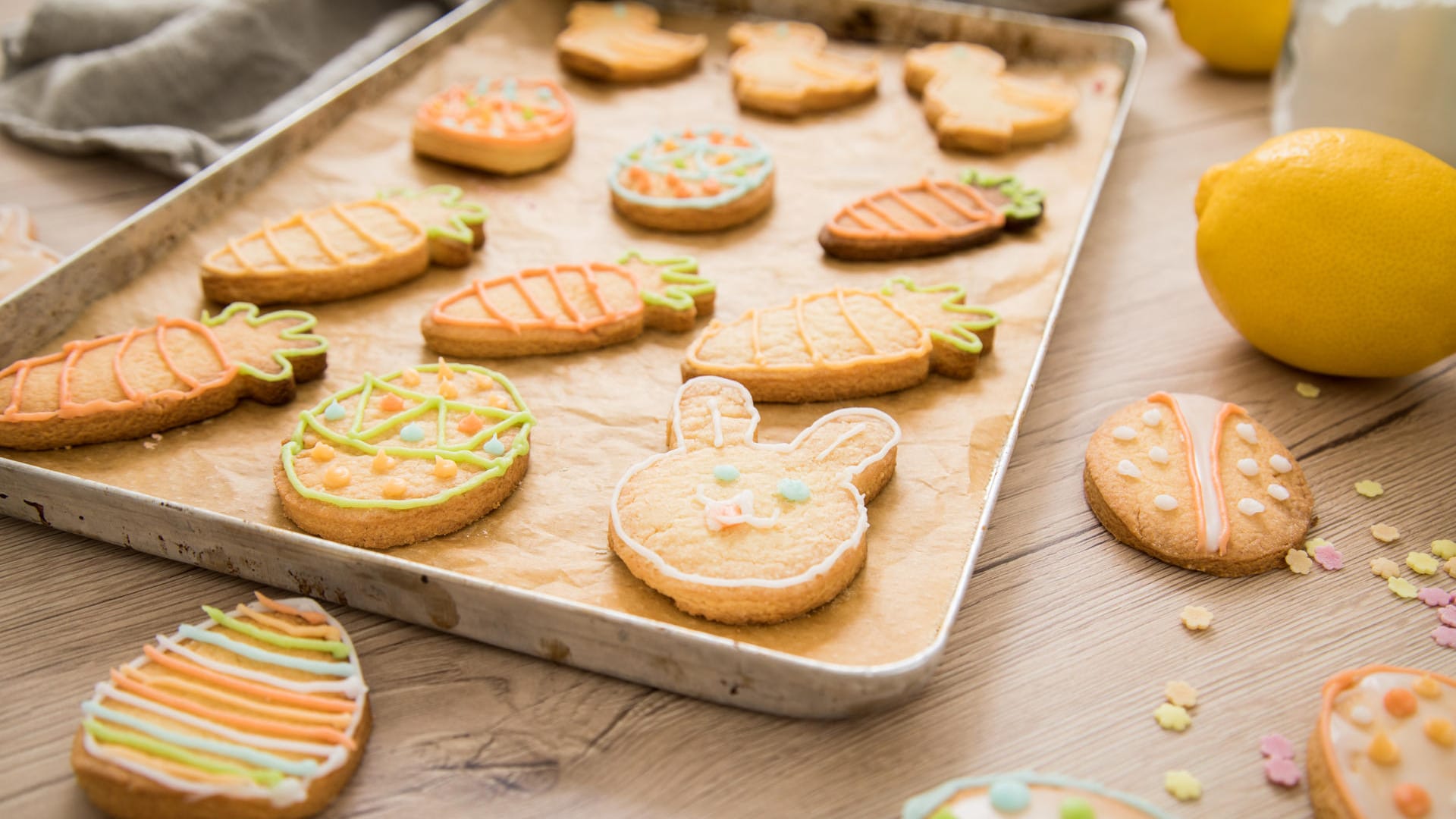 Keine passenden Förmchen im Haus? Dann ist Improvisation gefragt. Einfach die Weihnachtsmotive nach dem Ausstechen beschneiden oder umformen. Nach dem Backen noch hübsch mit buntem Zuckerguss dekorieren und das große Knabbern kann beginnen.