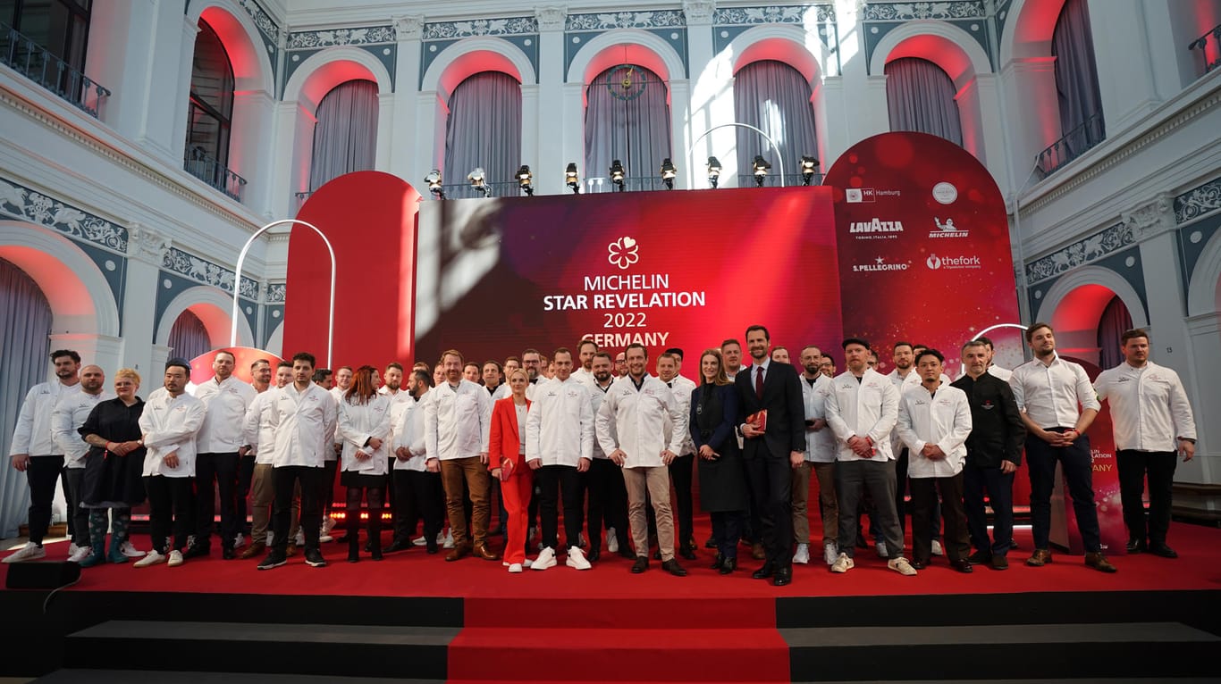 Die ausgezeichneten Sterne-Köche stehen gemeinsam auf der Bühne: Die Verleihung der Michelin-Sterne 2022 für deutsche Restaurants fand in der Handelskammer Hamburg statt.