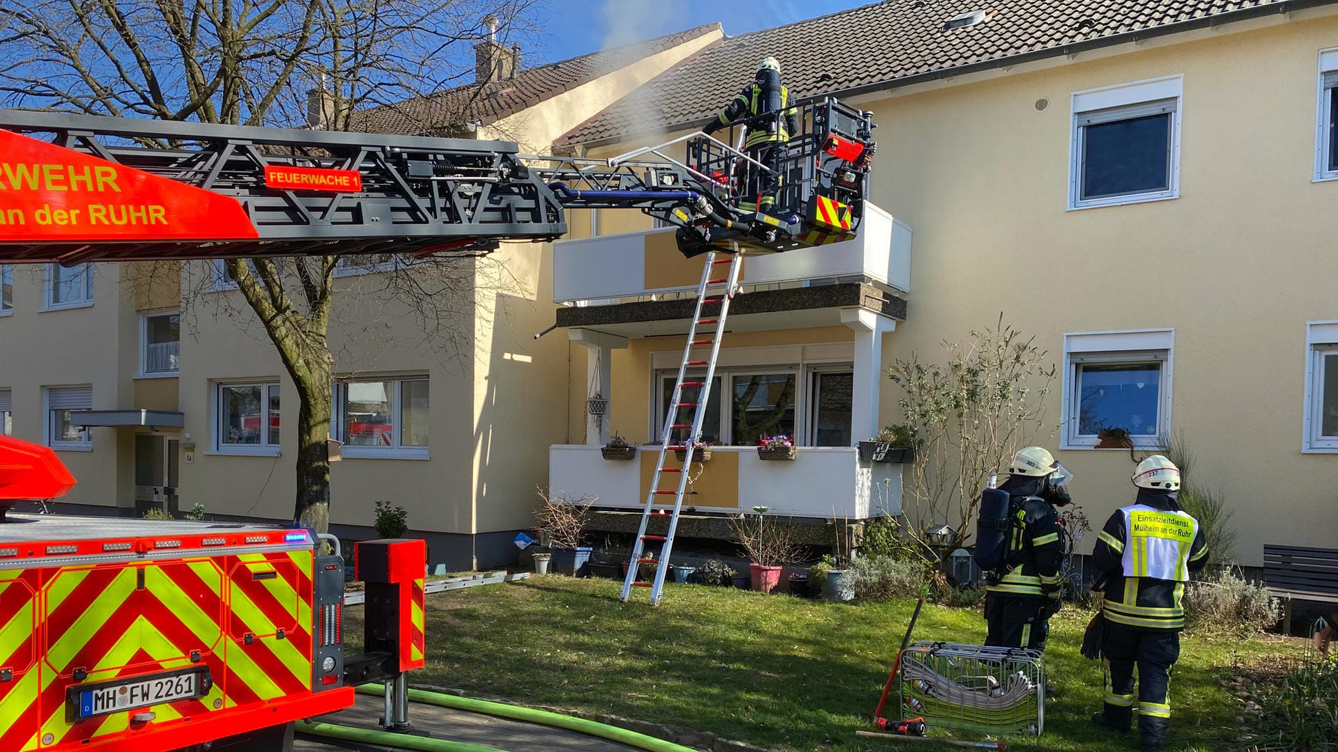 Einsatz an der Dillingerstraße in Mülheim-Saarn: Eine Person kam durch einen Brand ums Leben.