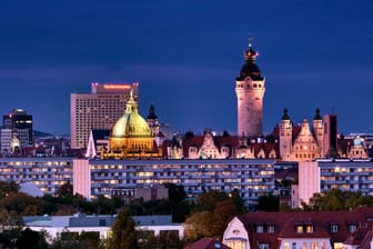 Leipzig mit dem Westin Hotel (l.): In dessen oberster Etage liegt das Restaurant Falco, das wieder mit zwei Michelin-Sternen ausgezeichnet wurde.