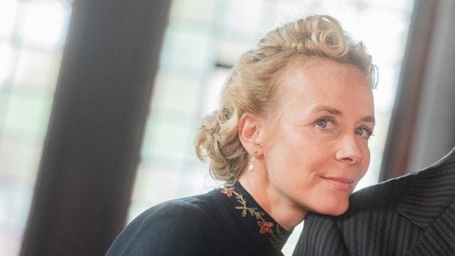 Katja Riemann spielt in "Unsere wunderbaren Jahre" die Fabrikantenerbin Christel Wolf.