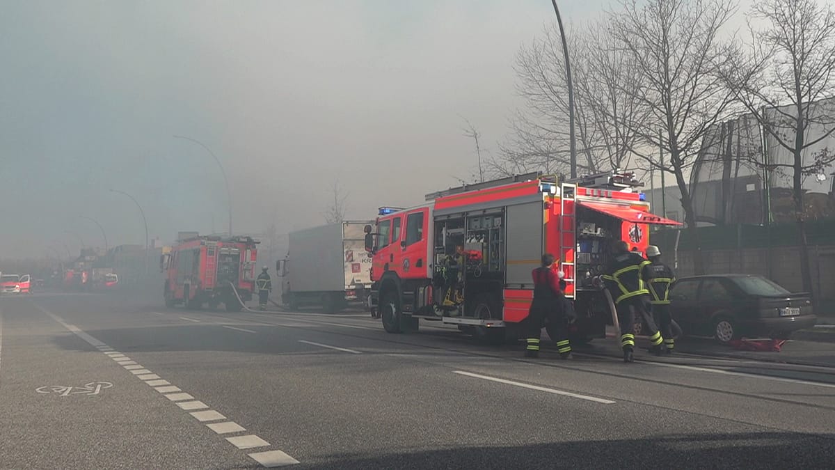 Lagerhalle brennt in Hamburg Feuerwehr warnt vor heftigem Rauch