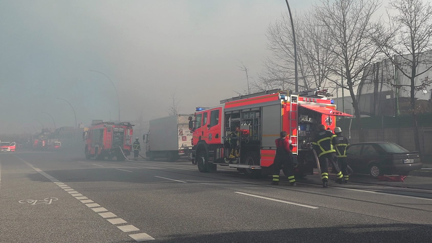 Brand in Billbrook: Die Flammen sorgen für eine starke Rauchentwicklung, vor der die Feuerwehr warnt. Brand in Billbrook: Die Flammen sorgen für eine starke Rauchentwicklung, vor der die Feuerwehr warnt.