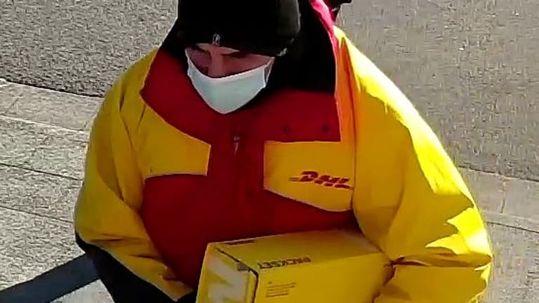 Einer der Täter trug offenbar eine Jacke mit DHL-Logo: Mit ihr konnte er die Hausbewohner leicht zum Öffnen bewegen.