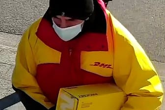 Einer der Täter trug offenbar eine Jacke mit DHL-Logo: Mit ihr konnte er die Hausbewohner leicht zum Öffnen bewegen.