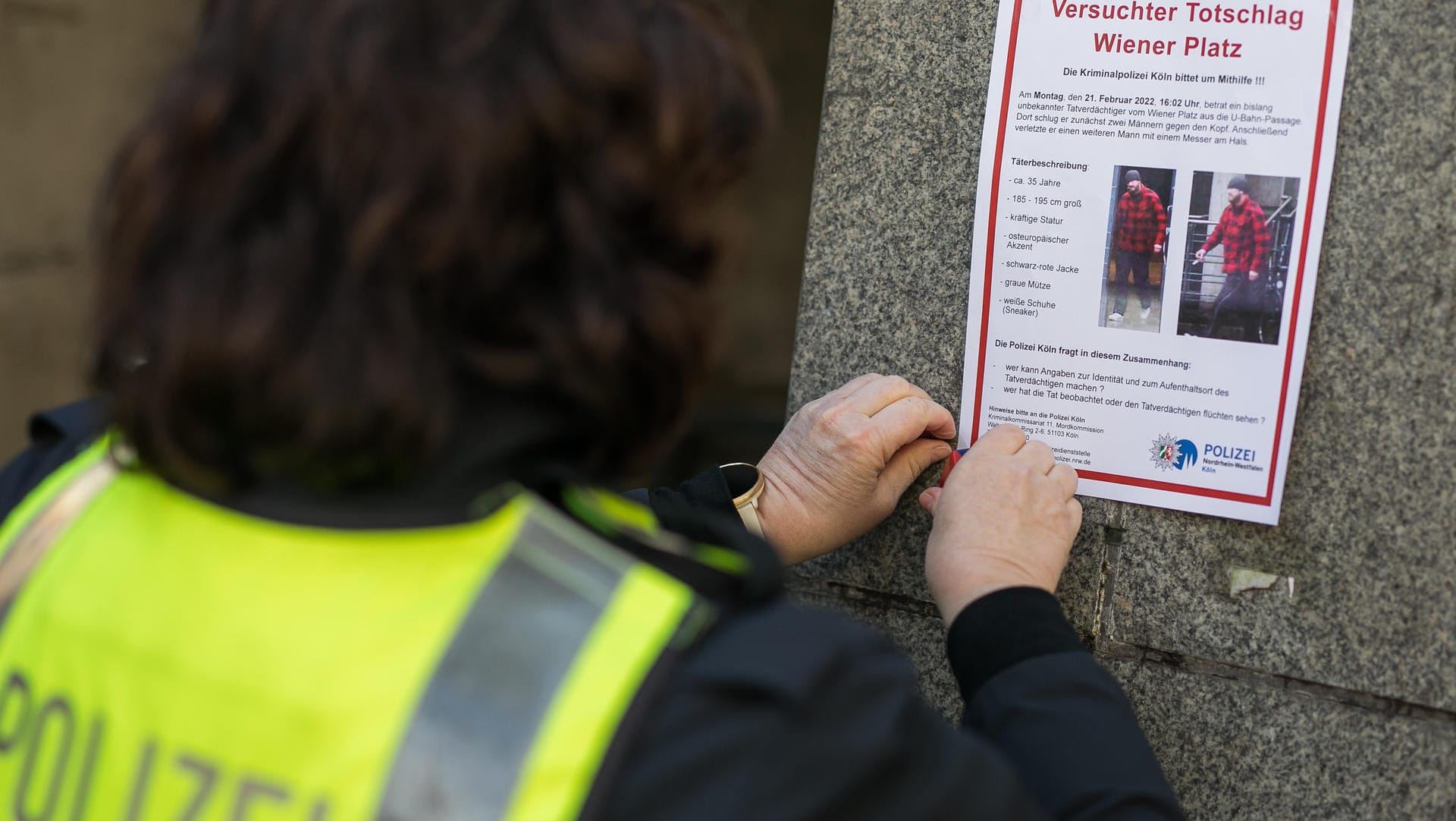 Männlich, circa 35 Jahre alt, 1,80 bis 1,90 Meter groß: Die Kölner Polizei fahndet nach diesem Mann, der einen Obdachlosen am Wiener Platz mit einem Messer attackiert haben soll.