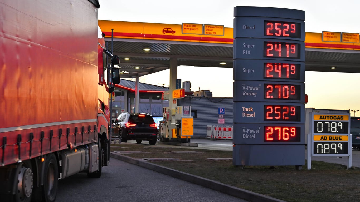 Preistafel an einer Tankstelle in Bayern (Symbolbild): Für Autofahrer dürfte es auch in den kommenden Tagen weiterhin teuer sein.