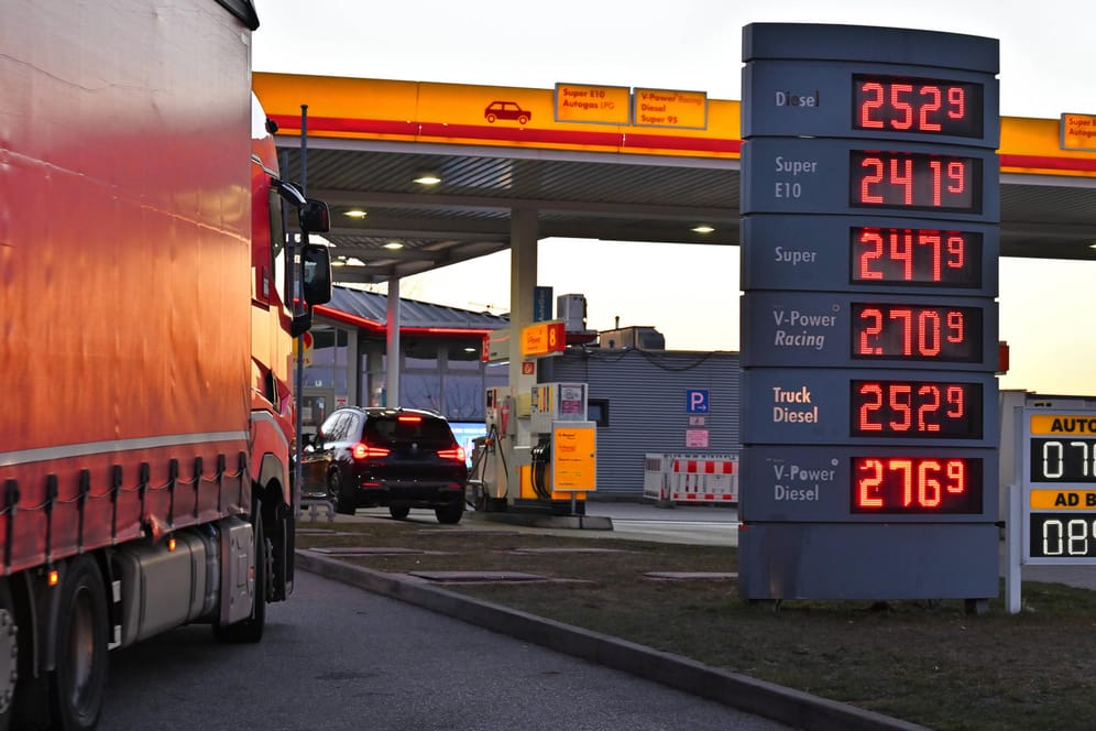 Preistafel an einer Tankstelle in Bayern (Symbolbild): Für Autofahrer dürfte es auch in den kommenden Tagen weiterhin teuer sein.