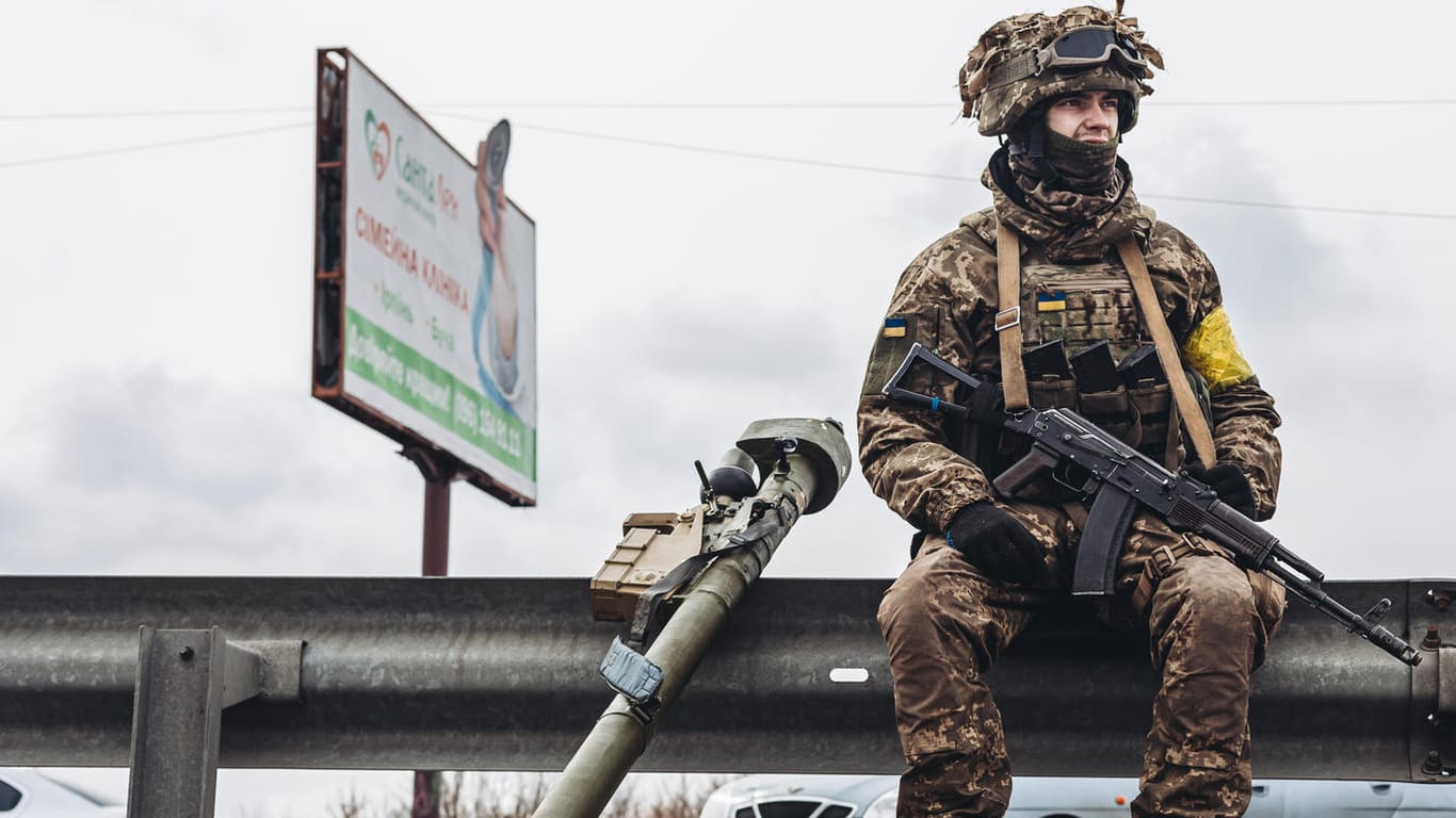 Irpin: Ein ukrainischer Soldat sitzt am Straßenrand. Immer wieder gelingt es ukrainischen Streitkräften, russische Nachschublinien anzugreifen.