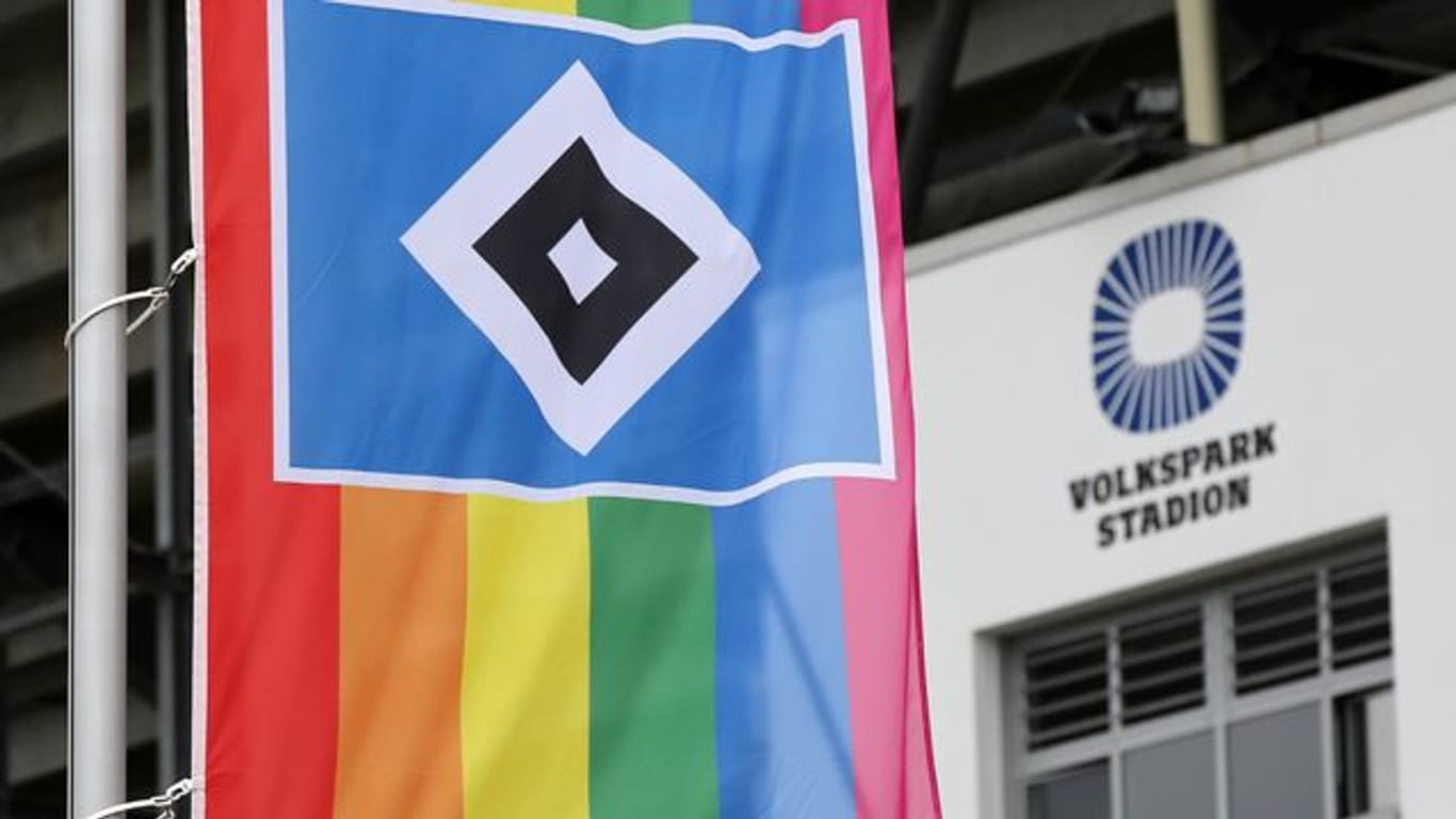 Regenbogenfahnen mit HSV-Logo am Volksparkstadion