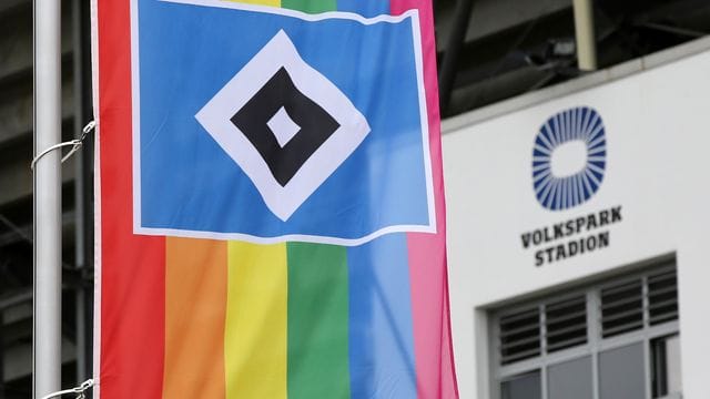 Regenbogenfahnen mit HSV-Logo am Volksparkstadion Regenbogenfahnen mit HSV-Logo am Volksparkstadion
