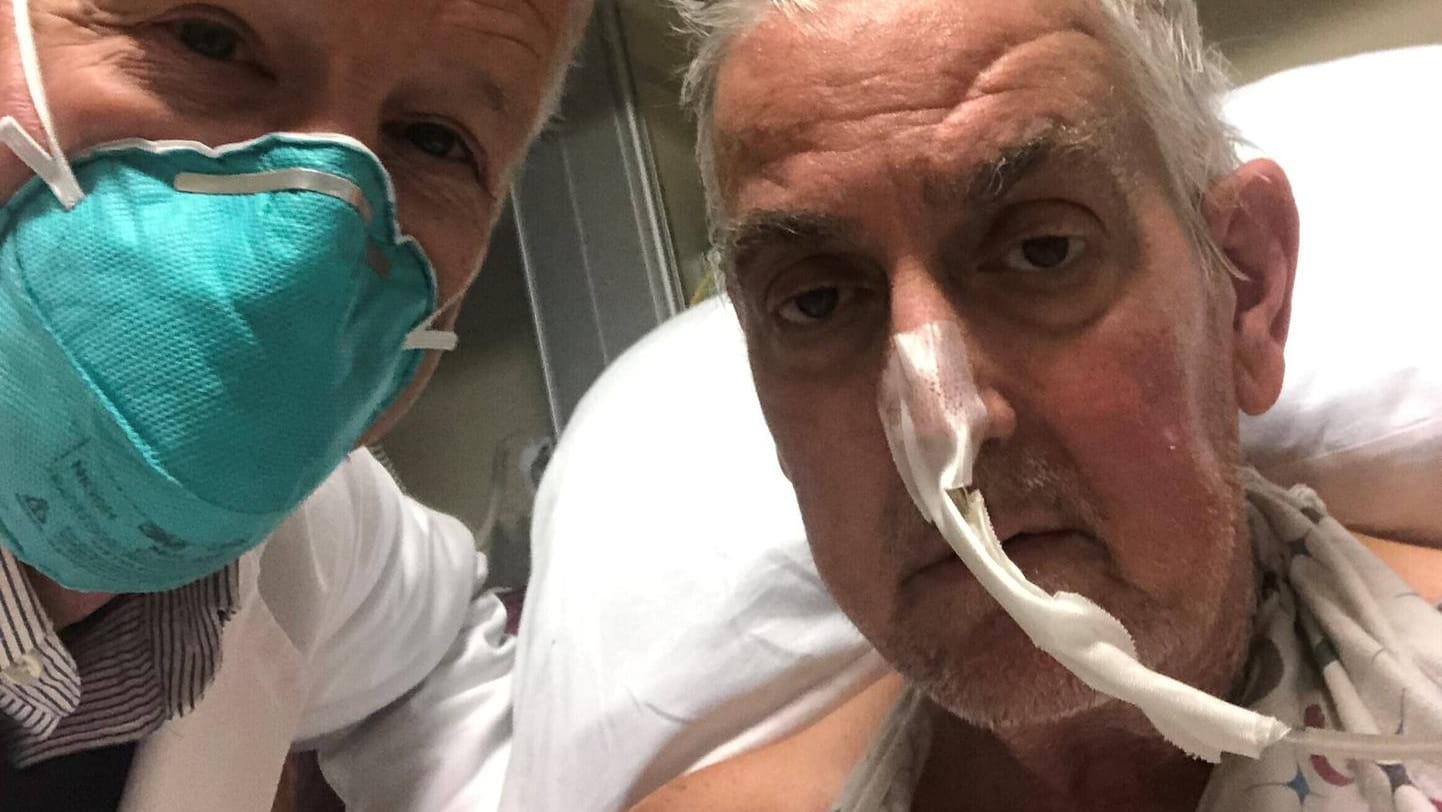 David Bennett (rechts) und sein Arzt nach der Herztransplantation Anfang Januar: Nach dem Eingriff ging es dem 57-Jährigen zunächst gut.