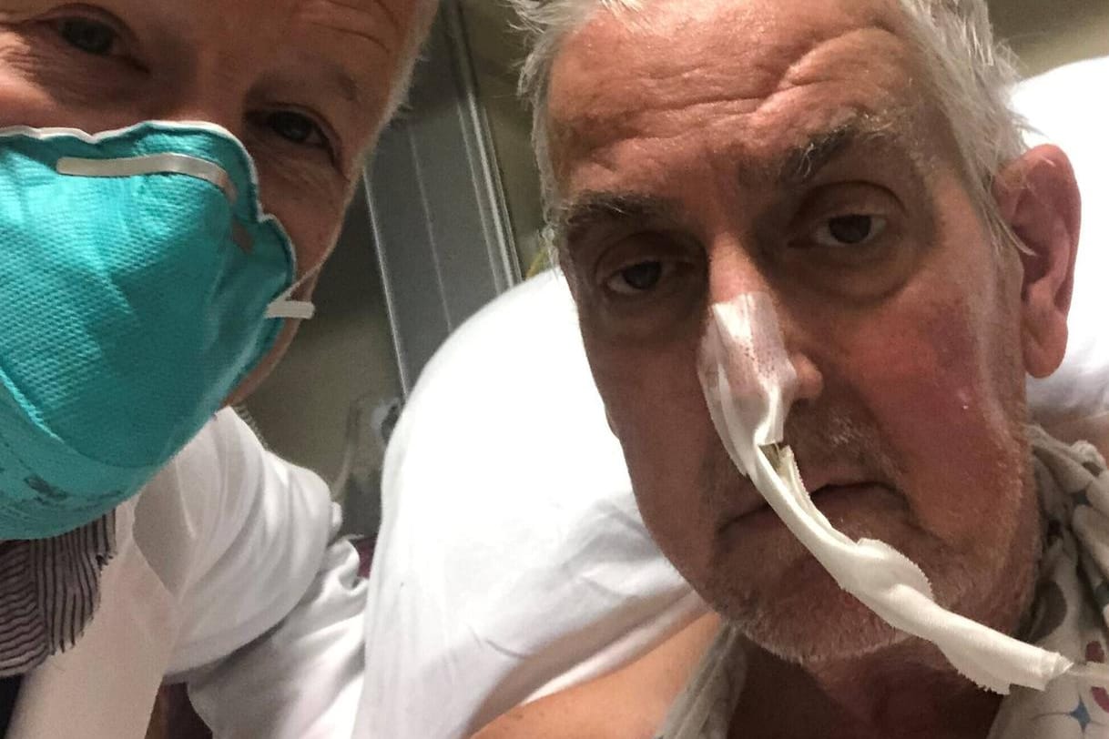 David Bennett (rechts) und sein Arzt nach der Herztransplantation Anfang Januar: Nach dem Eingriff ging es dem 57-Jährigen zunächst gut.