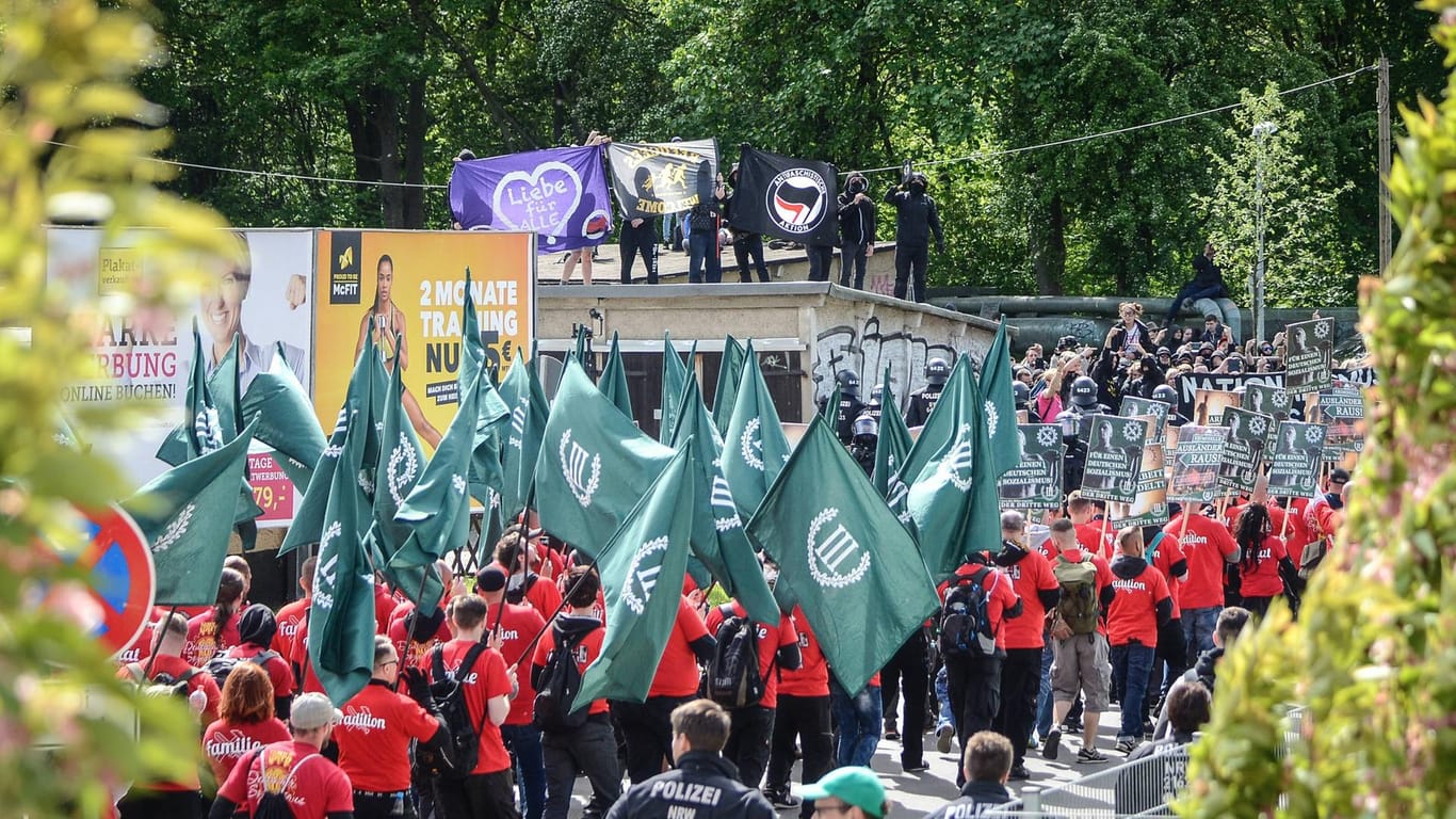 "III. Weg" trifft auf Gegenprotest (Archivbild): Die Partei beteiligt sich auch auf "Querdenker"-Demos in Frankfurt.