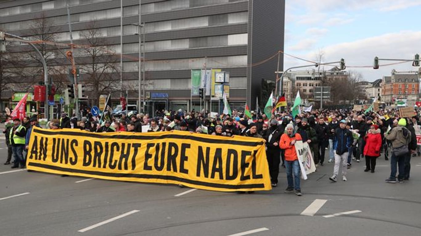 Kundgebung der Partei Freie Sachsen: Laut einem Forschungsbericht nutzt die Partei Corona-Proteste zur rechten Radikalisierung.